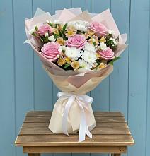 Букет цветов из:  Гвоздики, Орхидеи и Розы в Ясной