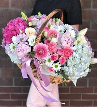 Цветочная композиция из Розы, Хризантемы, Пионы и Лизиантусы в корзине в Ясной