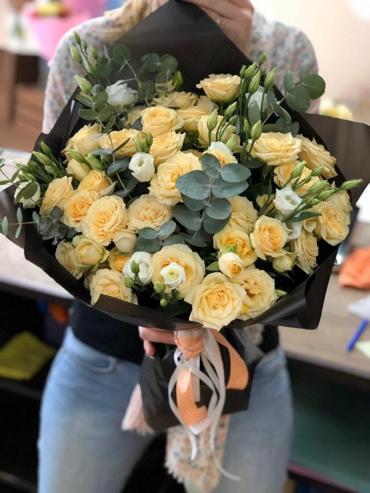 Букет цветов из: Розы и Лизиантусы в Ясной