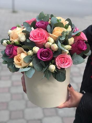 Цветочная композиция из Розы в шляпной коробке в Ясной