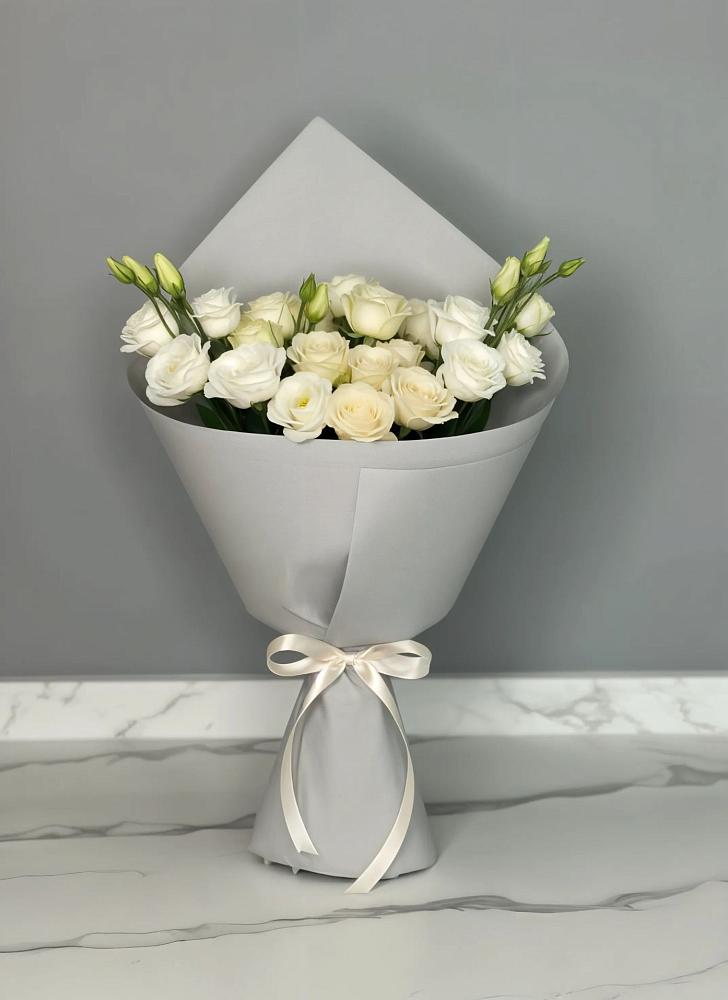 Букет цветов из: Розы и Лизиантусы в Ясной