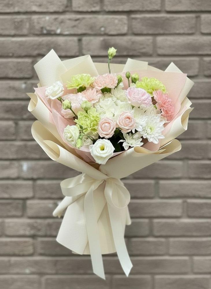 Букет цветов из: Гвоздики, Розы, Лизиантусы и Хризантемы в Ясной