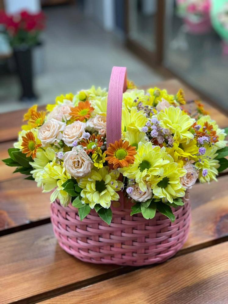 Цветочная композиция из Хризантемы и Розы в корзине в Ясной