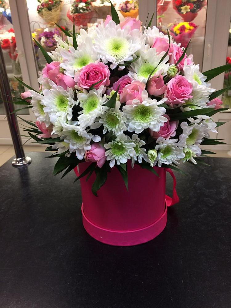 Цветочная композиция из Розы и Хризантемы в шляпной коробке в Ясной