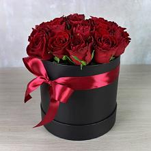 Цветочная композиция из Розы в шляпной коробке в Ясной