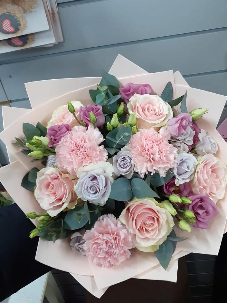 Букет цветов из: Розы, Гвоздики и Лизиантусы в Ясной