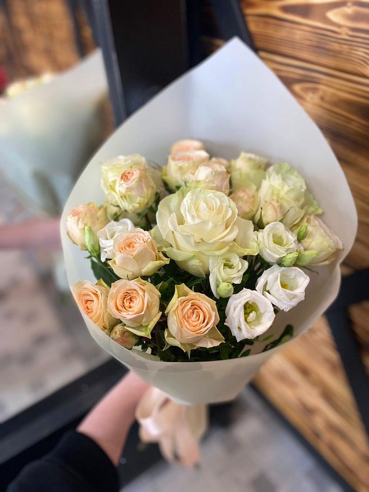 Букет цветов из: Розы и Лизиантусы в Ясной